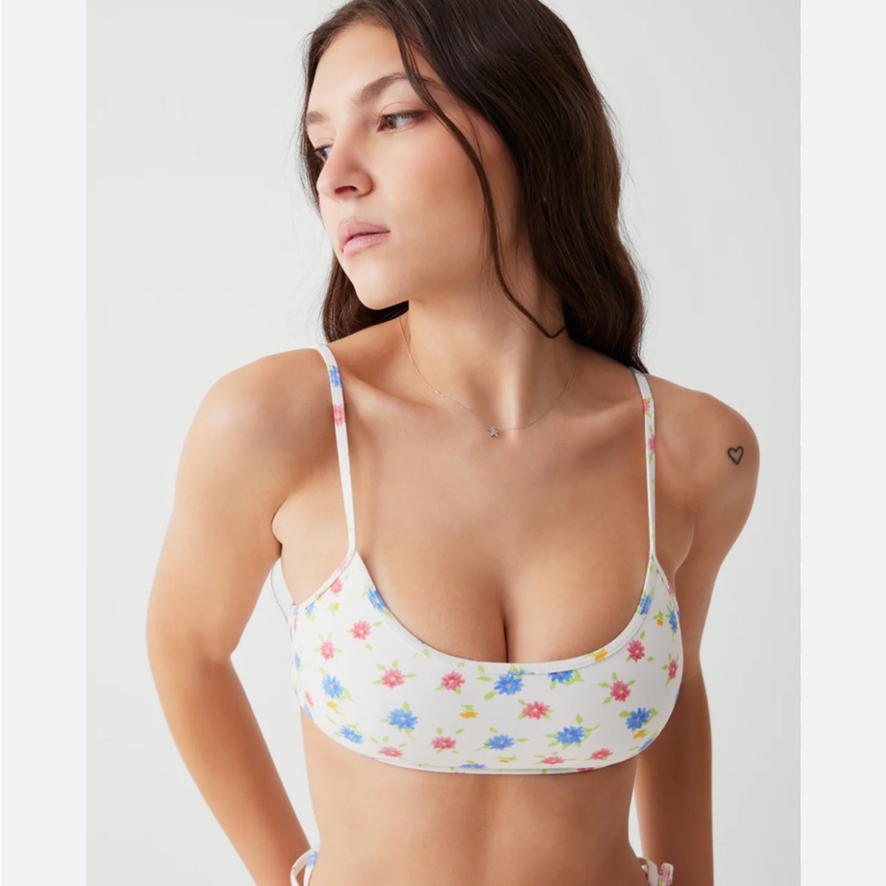 NWT FRANKIES BIKINIS Bay View Floral Bralette Bikini Top, Water Blossom, size M